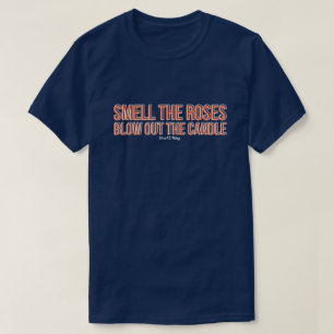 ロウソクを消吹してバラの匂いを嗅ぐ Tシャツ