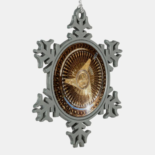 ロウライダーワイヤーは雪片によって組み立てられるオーナメントを動かします スノーフレークピューターオーナメント (左)