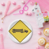 ロギングトラックの道路標識 ペーパープレート (パーティー)