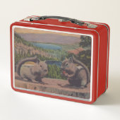 ログ山の湖に2つの可愛いチップムンク メタルランチボックス (裏面)