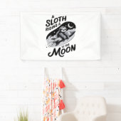 ロケットに乗って月に向かうナマケモノ 横断幕 (インサイチュ)