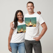 ロケットの進水 Tシャツ (ユニセックス)