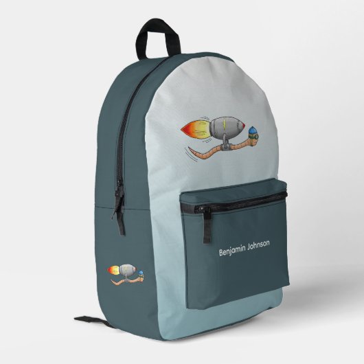 ロケットワーム プリントバックパック (裏面左端)