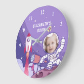 ロケット宇宙飛行士の宇宙スーツカスタム写真キッズルーム ラージ壁時計 (傾斜)