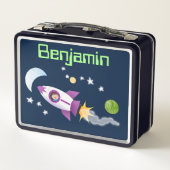ロケット船漫画イラストレーションの可愛い少年 メタルランチボックス (裏面)