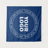 ロゴとカスタマイズ可能な循環文字 | ネイビーブルー タペストリー (正面(横))