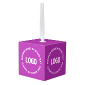 ロゴとカスタマイズ可能な文字 | 紫バイオレット キューブオーナメント (裏面アングル)