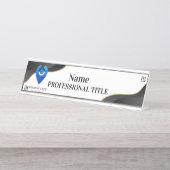 ロゴとスローガン付きカスタマイズ可能なシルバーネームプレート4 デスクネームプレート (正面)