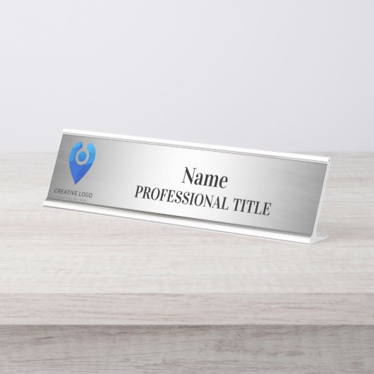 ロゴとスローガン付きデスクトップシルバーネームプレート デスクネームプレート (正面)