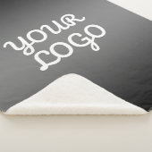 ロゴとダークモダングレーの編集可能カラーグラデーション シェルパブランケット (3/4)