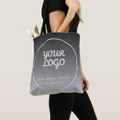 ロゴとテキスト | ダークグレーのグラデーション トートバッグ (クローズアップ)