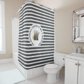ロゴとビジネス名をグレーで追加しまストライプのす シャワーカーテン (インサイチュ)