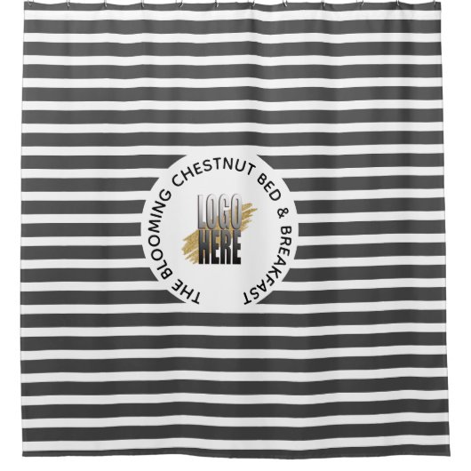 ロゴとビジネス名をグレーで追加しまストライプのす シャワーカーテン (正面)
