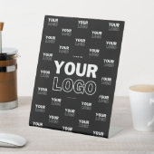 ロゴと背景の繰り返しロゴ |黒 台座サイン (インサイチュ)