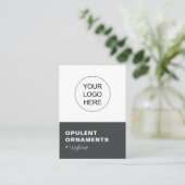 ロゴとQRコードをシックにモダン追加 名刺 (スタンド正面)