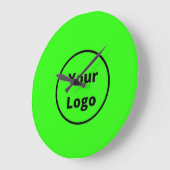 ロゴのネオングリーンの追加 ラージ壁時計 (傾斜)