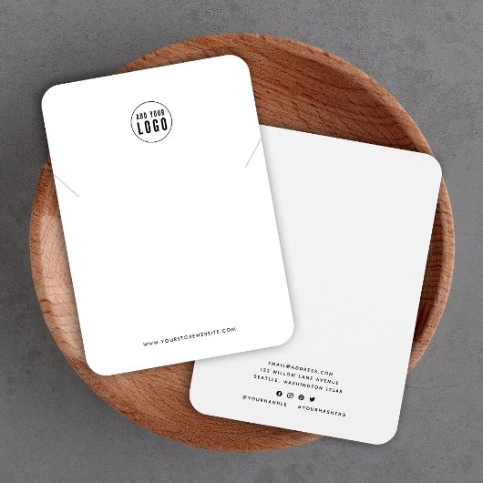 ロゴのミニマルなネックレスディスプレイカードの追加