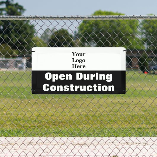 ロゴの白黒建築中に開く 横断幕 (インサイチュ)