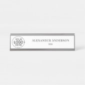 ロゴの追加のミニマルミニマルタイポグラフィ デスクネームプレート (正面)