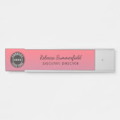 ロゴの追加ピンクのエグゼクティブグラデーションオフィスマネージャー サインプレート (正面)