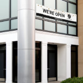 ロゴはこちら営業開始 横断幕 (ビルの外側)