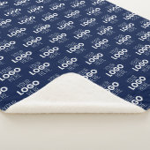 ロゴまたはイメージの繰り返しパターン | ネイビーブルー シェルパブランケット (3/4)