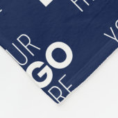 ロゴまたはイメージの繰り返しパターン | ネイビーブルー フリースブランケット (角)