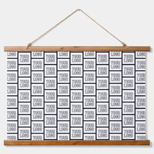 ロゴまたはイメージの繰り返しパターン 吊り下げ型タペストリー (正面)