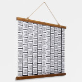 ロゴまたはイメージの繰り返しパターン 吊り下げ型タペストリー (傾斜あり)