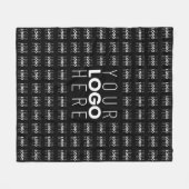 ロゴまたは画像タイル模様の大きな中央のロゴ フリースブランケット (正面(横))