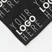 ロゴまたは画像タイル模様の大きな中央のロゴ フリースブランケット (角)