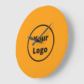 ロゴをオレンジ色に追加 ラージ壁時計 (傾斜)