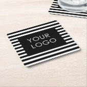 ロゴを追加するカスタマイズ可能なビジネスブラックストライプ スクエアペーパーコースター (アングル)
