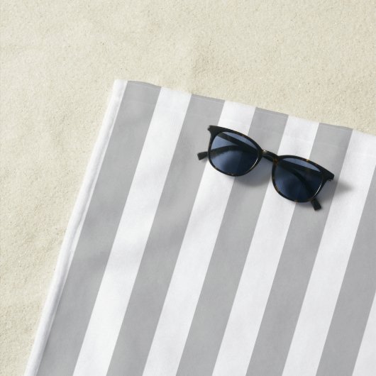 ロゴを追加するカスタムビジネスのグレーのストライプ ビーチタオル (インサイチュ)