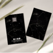ロゴを追加する黒い大理石のイヤリングディスプレイ