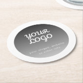 ロゴを追加 | ダークグレーのグラデーション 白い枠線 ラウンドペーパーコースター (アングル)