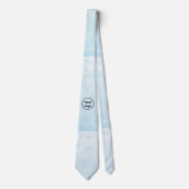 ロゴカスタムが刻印された青フローラ ネクタイ (正面)