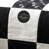 ロゴカスタムと文字の丸い黒い布の衣類 ラベル