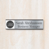 ロゴシルバー企業のビジネスオフィスドアの看板 サインプレート (正面)