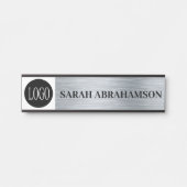 ロゴシルバー企業のビジネスオフィスドアの看板 サインプレート (正面)