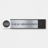 ロゴシルバー企業のビジネスオフィスドアの看板 サインプレート (正面)