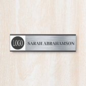 ロゴシルバー企業のビジネスオフィスドアの看板 サインプレート (正面)