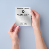 ロゴフェイク付きの薄いメタリックテクスチャサーフェス チラシ (手)