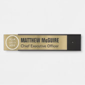 ロゴブラシ付きアンティーク金ゴールドルックオフィス サインプレート (正面)