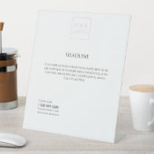 ロゴミニマルホワイトビジネスマーケティングチラシ 台座サイン (インサイチュ)