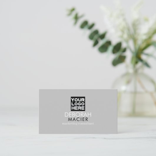 ロゴモダンエレガント付きグレーの名刺 名刺 (スタンド正面)