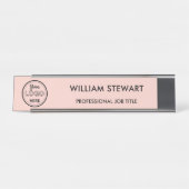 ロゴモダンピンクの従業員スタッフのミニマリスト デスクネームプレート (正面)