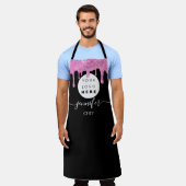 ロゴレストランベーカリーケータリングケーキピンクドリップ エプロン (着用した状態)