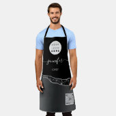 ロゴレストランベーカリーケータリングケーキQRブラック エプロン (着用した状態)