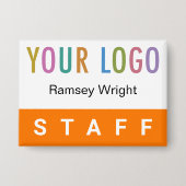 ロゴ付きオレンジスタッフピンバックバッジ名ボタン 缶バッジ (正面)